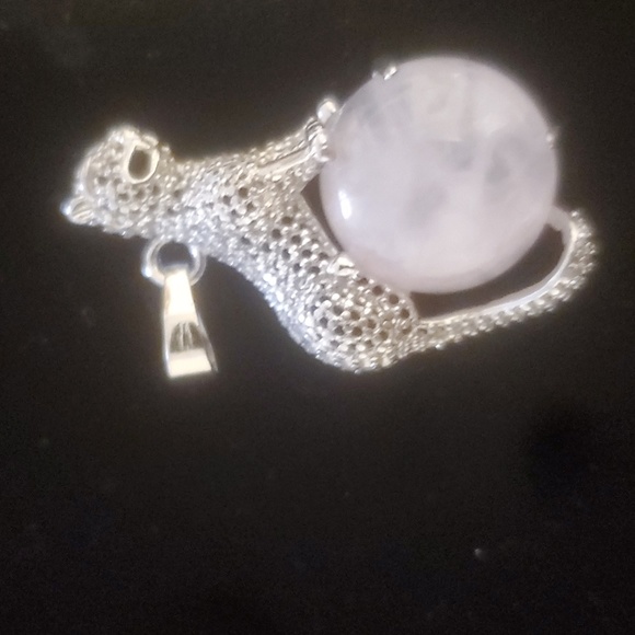 *Sale* New Silver Wrapped Rose Quartz Leopard Pendant. - Picture 2 of 6